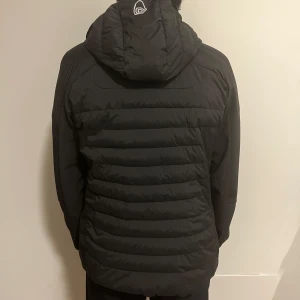 Sail racing jacka  - Säljer min sail racing jacka nu jätte bra skick. Passar perfekt när de regnar och är kallt ute Den ser bra på alla outfit. Om de mer frågor de bara och ställa dom 