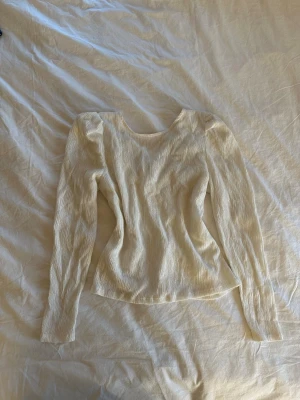 Vit blus - En vit blus som är öppen i ryggen, knappt använd💕