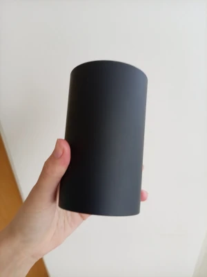 Svart pennställ från Lagerhaus - Snyggt och stilrent svart pennställ i cylinderform från Lagerhaus. Tillverkat i plast och passar perfekt på skrivbordet för att hålla ordning på pennor och småprylar. Enkel design som smälter in i alla miljöer.