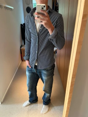 Ralph Lauren Oxford skjorta - Tjena, säljer denna riktigt feta Oxford skjortan från ralph Lauren. Skicket är väldigt bra, skulle säga 9/10. Stoleken är M, killen på bilden är 183 cm. Släng iväg ett dm för frågor! 🙌📩