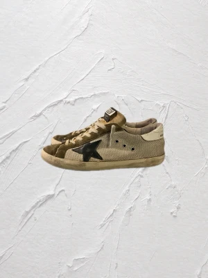 Golden goose superstar - Hej! Nu säljer jag dessa as feta och rare Golden Goose som är handgjorda i Italien 🇮🇹                            Storlek: 41 | Skick:8/10,liten defekt vid sulan men inget märkvärdigt | Nypris=6000 | Vårt pris=699| 100% autentiska som ni ser på bilderna                                  Mvh Deluxe Fa$hion