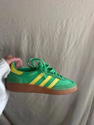 Gröna Adidas spezial sneakers med gula ränder - Grön/gula adidas spezial! 37,1/3 
