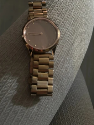 Garmin Vivomove Luxe rosé med metallarmband - Snygg guldig smartklocka med rund urtavla och länkarmband i metall. Klockan har en stilren design och digital display som visar steg och kalorier. Perfekt accessoar för dig som vill ha koll på vardagen och samtidigt se trendig ut.