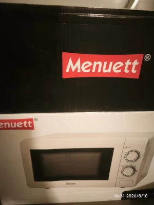 Vit mikrovågsugn från Menuett - Säljer en vit mikrovågsugn från Menuett med två vred för inställning av tid och effekt. Klassisk design med svart glaslucka och enkel användning. Perfekt för köket när du vill värma mat snabbt och smidigt.