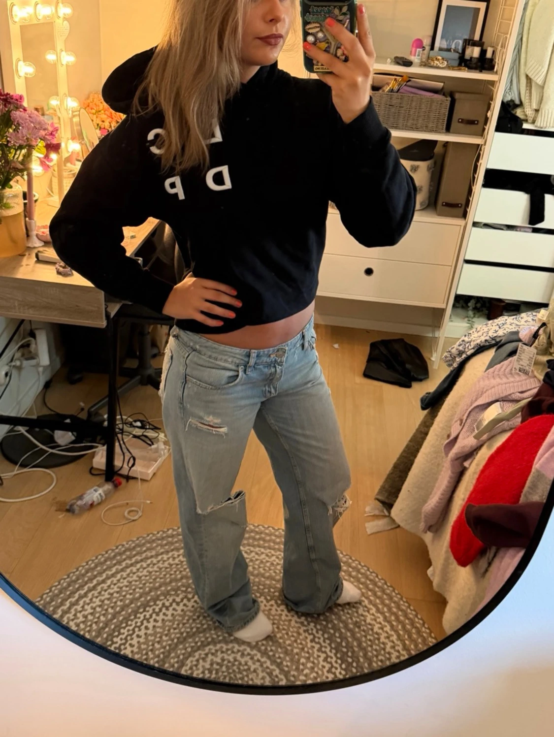Svart hoodie med vit text - 2
