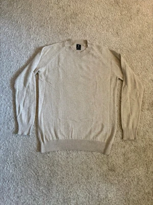 Boggi Milano Cashmere Blend Tröja – M - Exklusiv Boggi Milano-tröja i cashmere blend Beige/creme färg och riktigt fin kvalitet. Storlek M. Fint skick!  📦 Fraktas snabbt!