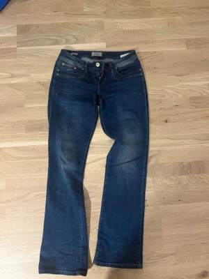 Mörkblå bootcut jeans - Snygga mörkblå bootcut jeans från ltb. Storlek 27/32, bra skick💙