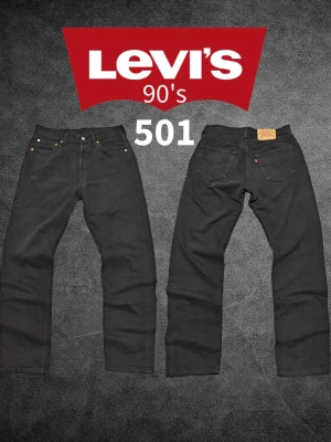 Levi's 501 90's Jeans W32/L32 Svart - Klassiska svarta Levi's 501 jeans från 90-talet med rak passform och fem fickor. Jeansen har knappgylf, nitar i kopparfärg och Levi's ikoniska läderpatch bak. Tillverkade i slitstark denim, perfekta för en tidlös och avslappnad stil.❌ Passformsbilder skickas ej. Se mått! 💬 Prisförslag välkomnas. 🚫 Rökfritt & djurfritt hem. 📦 Skickas inom 24 timmar. 😱 Smutsfläckar kan förekomma