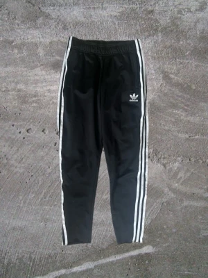 Adidas träningsbyxor  - Adidas träningsbyxor Längd: 92cm Bredd 31cm