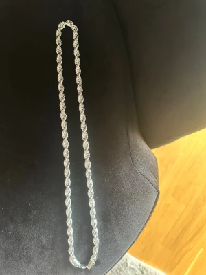 Cirdell halsband  - Säljer ett snyggt halsband med 925 stämpel och med tvinnad kedja. 65cm, 8mm tjock, 110g. Halsbandet har en robust och stilren design som passar perfekt till alla outfits. Låset är ett klassiskt karbinlås och hela halsbandet har en glänsande finish.
