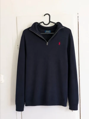 POLO RALPH LAUREN – Mörkblå tröja - Snygg och stilren mörkblå tröja från Polo Ralph Lauren. Klassisk modell med lång ärm och diskret design – perfekt till både vardag och en lite mer uppklädd outfit. 📌 Storlek: Xl barn passar ca xs/s i vuxenstorlek! 🎨 Färg: Mörkblå/navy ✨ Skick: Fint skick.utan defekter! 🏷️ Äkta Polo Ralph Lauren Säljes då den inte kommer till användning längre. Skickar snabbt och packar ordentligt! Hör gärna av dig vid frågor 😊 Nypris ca 1500kr!