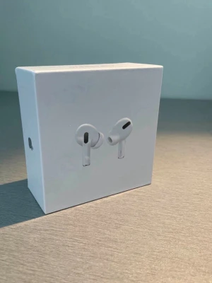 AirPods Pro 3 (2025 - 🎧 Trådlösa In-Ear Hörlurar – Helt nya & Inplastade!  Snygga och moderna trådlösa in-ear-hörlurar med riktigt bra ljud och kraftfull bas. Perfekta för musik, samtal, träning och vardagsbruk.  ✨ Funktioner: • Aktiv brusreducering (ANC) • Transparensläge • Adaptivt ljud • Touch-kontroller • Trådlös anslutning • Laddningsetui • Bekväm in-ear-design • Helt nya och inplastade  📦 Skick: Helt nya, aldrig använda  Skicka gärna ett meddelande vid frågor eller intresse!