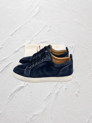 Äkta Christian Louboutin  - Hej! Nu säljer jag dessa as feta Loubs skor för bara 3899! Dessa skor är i as bra skick och 100% äkta som ni ser på bilderna. MVH emil
