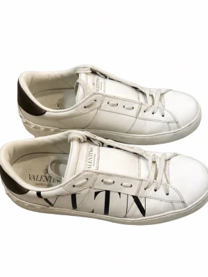 Valentino Garavani Skor - Valentino Garavani skor i stl 40. Cond 7/10. Mycket fräscha o sköna dojjer perfekt till sommaren! Inget og. Nypris 4999, vårat pris 1349. Hör av dig vid minsta lilla fundering.