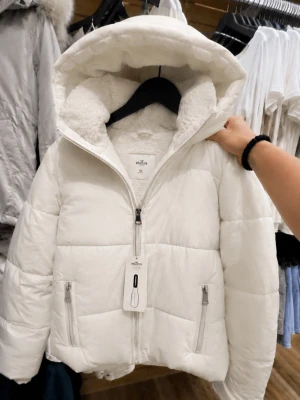 Viral Hollister Jacka - Mycket eftertraktad jacka från Hollister! I nyskick! (Jag har tagit bort den yttersta lappen i nacken men den stora lappen bakom sitter kvar!)