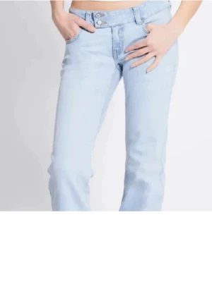 Ljusblå jeans med låg midja - Säljer ett par ljusblå jeans med rak eller lite mer botcut passform och låg midja. Jeansen har klassiska fem fickor, dubbla knappar i linningen och är tillverkade i denim. Perfekta för en avslappnad och trendig look. Använda ett fåtal gånger så som nyskick är i xs men passar även S utan problem bara att de blir lite tightare passform kanske