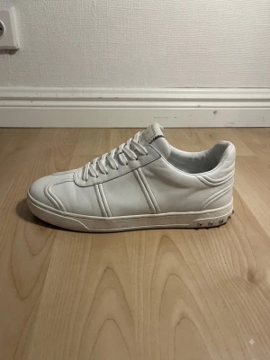 Valentino Flycrew Skor - Valentino Garavani Flycrew Sneakers i storlek 41,5. Mycket bra skick trots använd ett fåtal gånger. Passar dig som har storlek 42-42,5. Välkommen vid frågor och funderingar. 