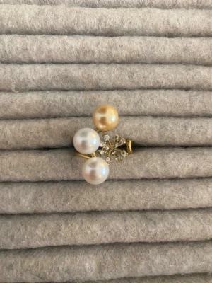 Guldring med pärlor från ioaku  - Jätte fin Snowdrop pearl ring från Ioaku! Nypris är 599 och den är slutsåld på hemsidan just nu, Den är bara använd en gång och är i rostfritt stål och justerbar! 💕