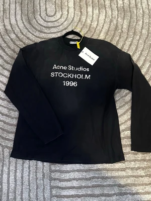 Acne studios - Acne studios longsleeve nytt skick allt på bilden följer med, fraktar inom 24H 🚚