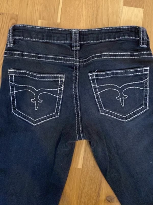 Svarta bootcut jeans - Svarta bootcut jeans från Gina Tricot storlek 164❤️ Lite sliten längst ner på kanterna vid fötterna men inte jättemycket❤️ Dom ser blå ut på vissa bilder men dom är svart