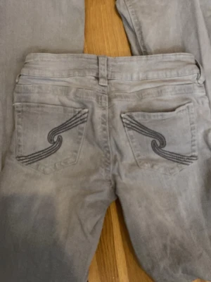 Ljusgrå bootcut jeans med brodyr - Gråa bootcut jeans från Gina Tricot storlek 164❤️ Inte trasig någonstans