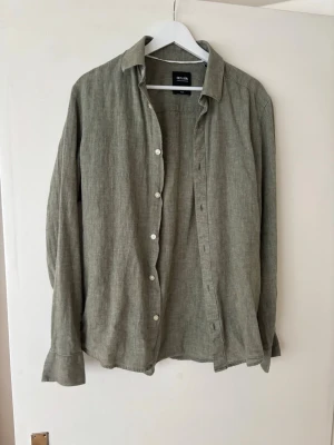 Grön linneskjorta  - Säljer denna gröna linneskjorta från only&sons, size s. Mycket fint skick! Bara att höra av sig vid frågor 