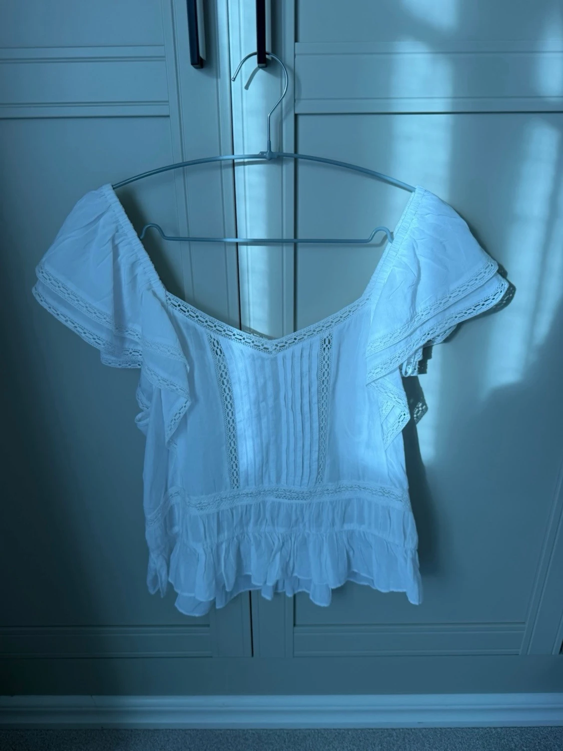 Vit blus med volang och spetsdetaljer