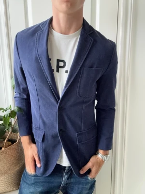 Ralph lauren rugby overshirt / kavaj - Ralph lauren rugby overshirt / kavaj, sjuk passform. Nästan för liten på mig, Inga defekter! Modellen i bilderna är 180 cm 75 kg och bär Storlek S , Kom med frågor! 🌟 (Kan gå ned i pris vid köp av paket 😉) 