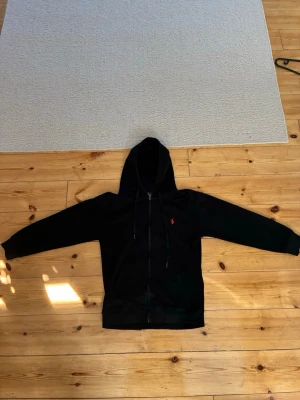 POLO RALPH LAUREN ZIP HOODIE - Väldigt bra skick. Den kan ha krympt pytte lite i tummlaren men det är inget som märks eller nån stor skillnad. Det är okej att pruta