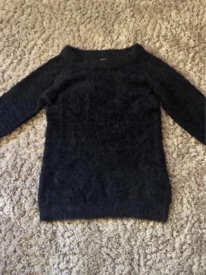 Svart stickad tröja - Fin svart stickad tröja från ginatricot Mysig inför hösten Bra skick 💗