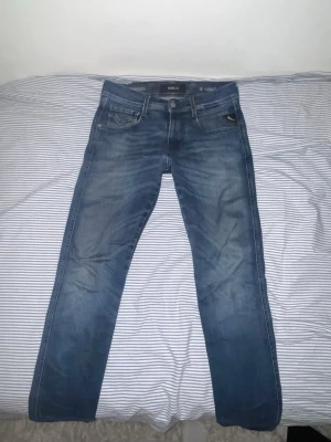 Blå slim fit jeans från Replay - Replay anbass jeans blåa. Storlek W28 L34. Riktigt sköna och hyperflex. Dem kommer passa om du har W30 också. Jag har de på andra jeans men dehär 28. Postar snabbt antingen samma dag eller dagen efter. 