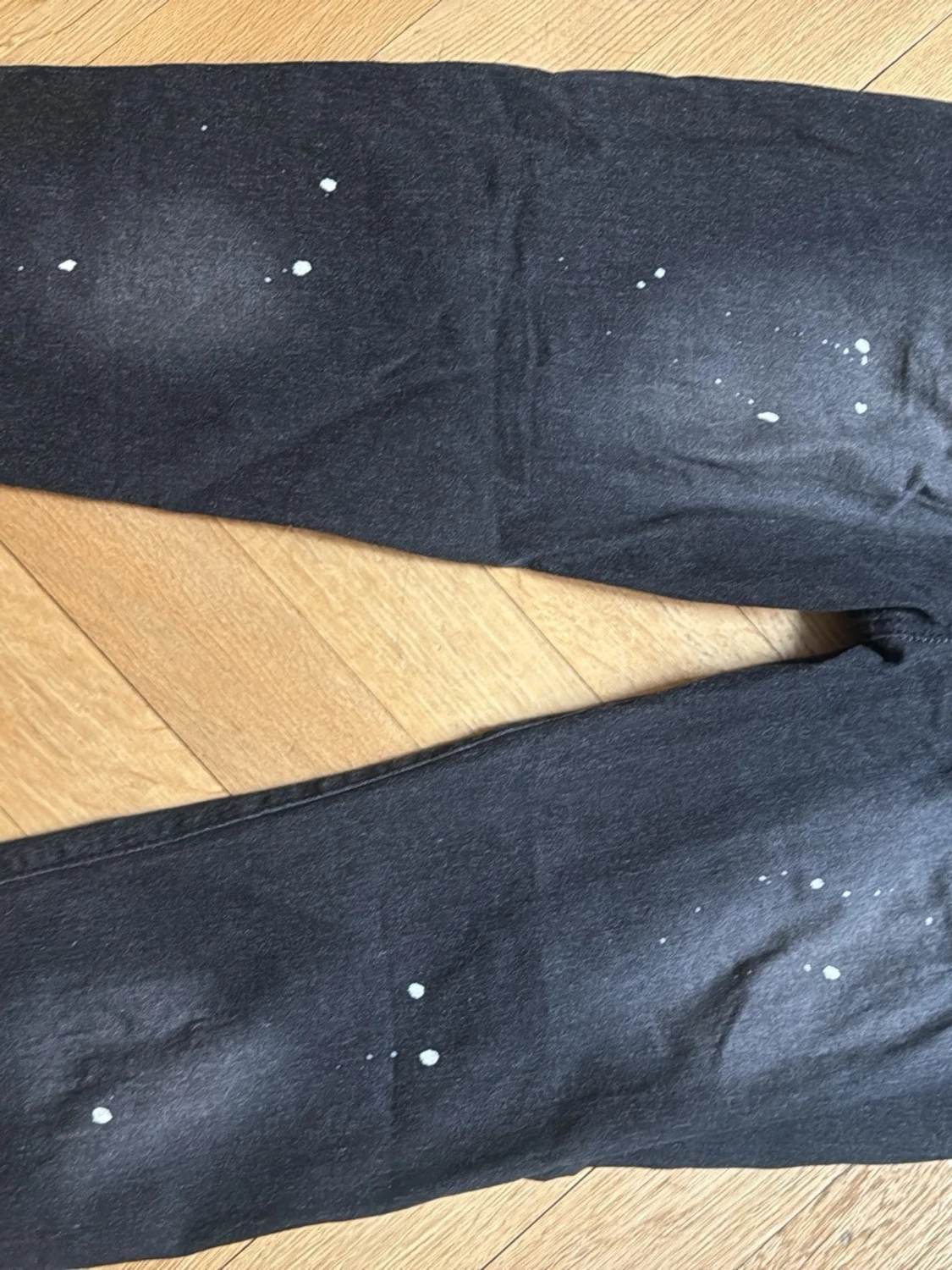 Sjukt feta svarta jeans med slitningar och färg - 1