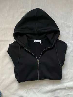 Svart zip hoodie Weekday | XS - Svart snygg ziphoodie från Weekday | Skick: Mycket bra | Strl: XS | Hör av dig vid funderingar⁉️ 