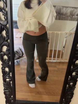 Mörkgröna bootcut yoga pants  - Säljer ett par mörkgröna yogapants med bootcut. Stretchigt material som sitter skönt och formar sig efter kroppen.  Nypris 299kr från Cubus 