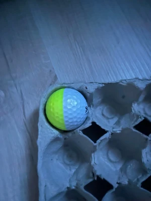 Srixon Z-Star golfboll gul/vit - En Srixon Z-Star golfboll med halva bollen i vitt och halva i gult. Klassisk golfboll med dimple-mönster för bättre flyg och kontroll. Perfekt för dig som vill sticka ut på golfbanan med en färgglad boll.