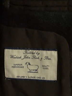 Woolrich Kavajjacka - Woolrich kavajjacka / blazer / bomullsovershirt. Inköpt på en premium vintagebutik i Italien, bra skick. Ganska tjock lowkey. Perfekt till hösten. Skriv vid frågor!