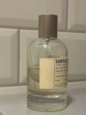 100ml Le Labo Santal 33 Eau de Parfum  - Le Labo Santal 33 som ja älskar men tyvärr lyxig ifrån. 100ml flaska och lite mer än hälften kvar (se bild). Nypris 3379kr. Förpackning finns kvar.