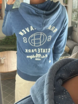 Unik Zip Hoodie  - Supersnygg och trendig! Mått: A:52 B:45 C:46 D:63 (cm)  Skriv vid fundering! 😇🙌