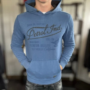 Hoodie med tryck -  Bra skick, använd men inga hål eller fläckar🤩. Modellen är 185 cm, 75 kg. Alltid billigare pris vid köp av flera varor‼️🙌Svarar alltid på frågor eller funderingar! 500 recensioner med 5/5🤝