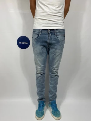 Replay Anbass Hyperflex Jeans - Säljer nu dessa Replay Anbass Hyperflex Jeans, W31 o L30 med mått ca 38 o 100 cm där Moddelen är 183 o väger 68 kg, skriv för fler bilder/frågor🙌🏼