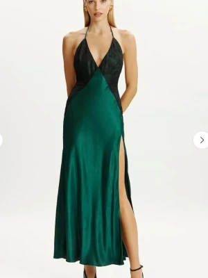 Bardot estrella halter maxi dress - Endast prövad! Slutsåld på Boozt! Pris kan diskuteras 🖤  Väldigt vacker på kroppen, stretchigt och tungt material🌹  Storlek 36 men skulle säga S/M, i färgen emerald green med svart spets, gotisk stil. långklänning v-ringning och hög slits på sidan. 