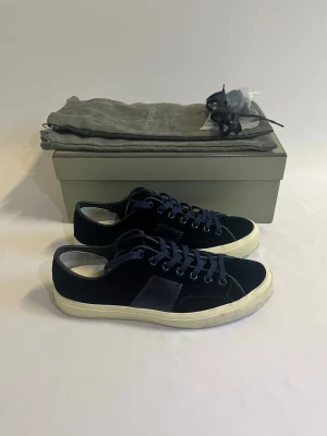 Tom Ford Skor | storlek 42,5  - Tjena! Säljer nu dessa sjukt eftertraktade Tom Ford skor i marinblå/svart mocka.  - Inga defekter - storlek: 42,5 (passar 42-43) - Allt og tillkommer (box, dustbags, 2 st extra snören) - pris: 2999kr -  Hör gärna av er vid intresse eller frågor!