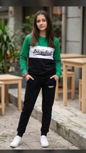 Grön och svart mysdress med tryck - Säljer en snygg mysdress med tröja och byxor. Tröjan har gröna ärmar, svart nederdel och vit panel med texten 'Istanbul' framtill. Byxorna är svarta med resår i midjan och vid benslut. Perfekt för chill dagar eller när du vill vara bekväm.