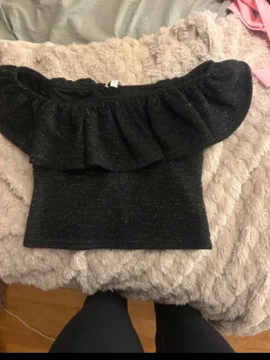 Festlig topp  - Snygg festlig topp, med glitter på. Storlek S i ny skick. Från HM. Rensar ut så kom med bud 🤗