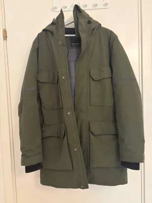 Didriksons Drew Parka - 100% Waterproof Didriksons Drew Parka. Storlek M. Jackan är i mycket fint skick eftersom har inte använd den så mycket under vintern och det finns ingen slitage. Storlek M (stor i storleken). 