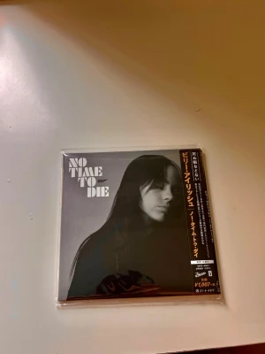 BILLIE EILISH - No Time To Die / JAPAN EDITION CD - OBI - Säljer min ovanliga japanska utgåva av No Time To Die!  Detta är original CD singeln från Japan, superfin för samlare. Låten är såklart på engelska (originalversionen) - det är INTE en japansk version av låten.  Skick: [Skriv: helt ny, aldrig spelad eller öppnad]  Perfekt för Billie Eilish-samlaren som vill ha något lite mer unikt!  Skickas välpackad och spårsäkert.