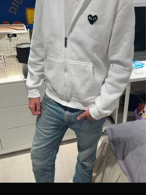 Vit hoodie med svart hjärtdetalj - Säljer denna as feta hoodien .
