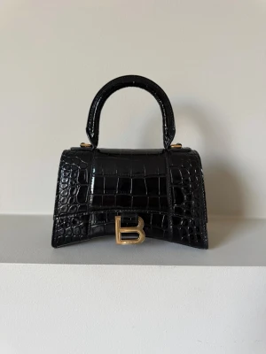 Balenciga Hourglass  - Mycket bra skick. Nypris ligger på cirka 25 000 kr 