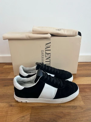 Svarta Valentino Flycrews - Säljer just nu dessa feta Valentino Flycrews🙌🏻 De är ur produktion sedan 2017, väldigt svårt att få tag på. Alla nitar finns kvar (kolla bilderna)!