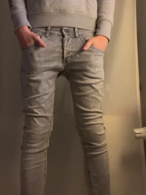 Dondup George jeans  - Säljer ett par dondup George jeans i storlek w31. Finns några defekter på de 2 sista bilderna ser ni 😁. Hör av dig vid funderingar 🙌🌟